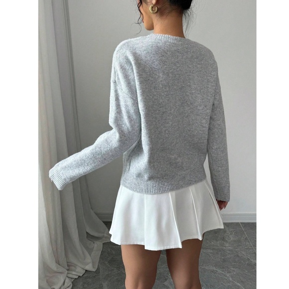 Gray Knit Pullover Sweater Textured Floral Appliqué Long Sleeve - Picture 4 of 9